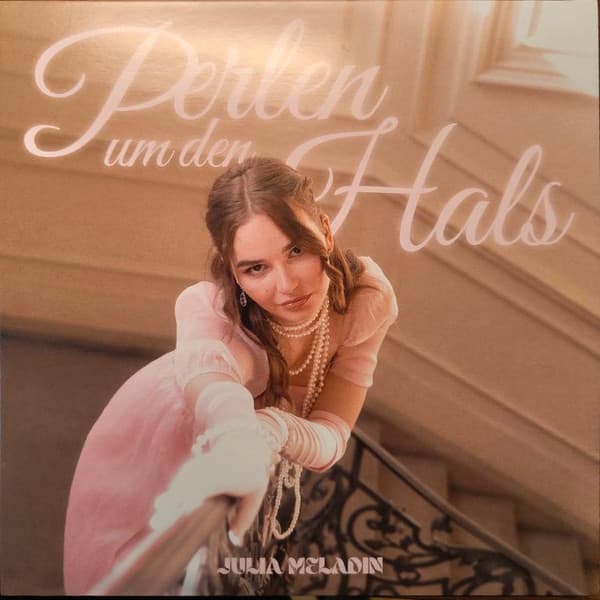 Julia Meladin — Perlen Um Den Hals
