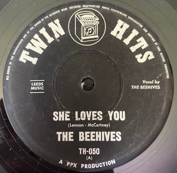 The Beehives — She Loves You / Please Please Me